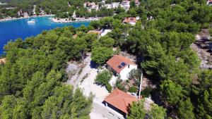 eine Luftansicht eines Hauses am Ufer eines Sees in der Unterkunft Poseidon Holiday House in Milna