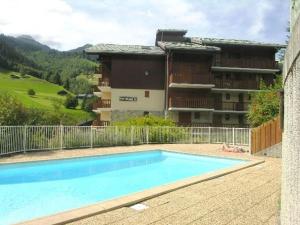 Bazén v ubytování Appartement fonctionnel 4-6 pers avec piscine, TV, lave-vaisselle et balcon à Arêches-Beaufort - FR-1-342-161 nebo v jeho okolí