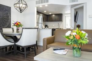 una cocina y una sala de estar con una mesa con un jarrón de flores en WG Flamingo_Bay Resorts, en Las Vegas