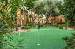un putting green con una pelota de golf. en WG Flamingo_Bay Resorts, en Las Vegas