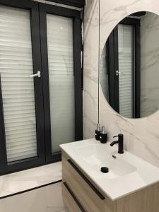 a bathroom with a sink and a mirror at U1 Ap Nuevo, bien comunicado Madrid centro in Madrid