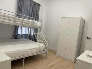 a bedroom with a bunk bed and a cabinet at U1 Ap Nuevo, bien comunicado Madrid centro in Madrid