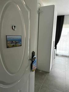 a white door with a picture on it in a room at La Residenza del Re in Palau