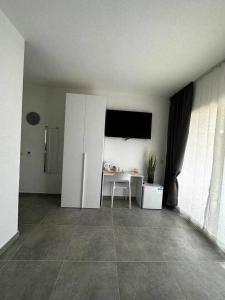 帕勞的住宿－La Residenza del Re，客房设有桌子和白色冰箱。