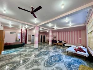 Postel nebo postele na pokoji v ubytování Trilok Residency - Dashashwamedh Varanasi