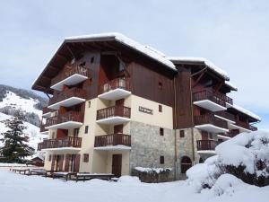 um grande edifício com neve no chão em Appartement Arêches-Beaufort, 2 pièces, 4 personnes - FR-1-342-154 em Arêches