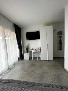帕勞的住宿－La Residenza del Re，客厅配有白色冰箱和桌子