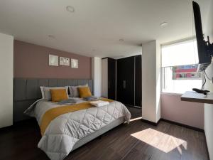 杜伊塔馬的住宿－Confort 301 Apartamento Duitama，一间卧室设有一张床和一个大窗户