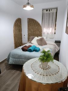 Un dormitorio con una cama con una mesa delante. en El Rincón de la Azucena, en Guadalajara