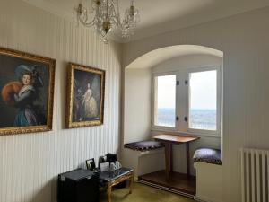 una habitación con una pintura en la pared y una ventana en Chateau Le Prieuré Saumur - La Maison Younan en Chènehutte-les-Tuffeaux