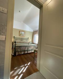 クアルト・ダルティーノにあるAgriturismo Colomberaのベッドルーム1室(ベッド1台付)、窓、ドアが備わります。