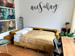 een slaapkamer met een bed en een bord dat het huwelijk leest bij SONNEN Loft Bern - Bed & Breakfast in Bern