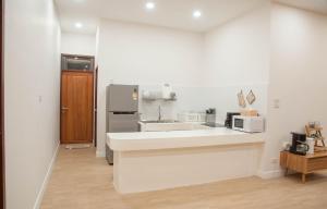 Kuchyň nebo kuchyňský kout v ubytování Chao Sam Ran Pool Villa Phetchaburi หาดเจ้าสำราญ เพชรบุรี ราคาสำหรับ 8 ท่าน