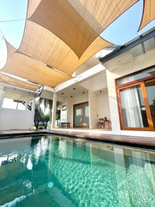 una piscina cubierta con toldo y una casa en Chao Sam Ran Pool Villa Phetchaburi หาดเจ้าสำราญ เพชรบุรี ราคาสำหรับ 8 ท่าน, en Haad Chao Samran