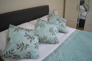 Postel nebo postele na pokoji v ubytování Wardie Garden Cottage