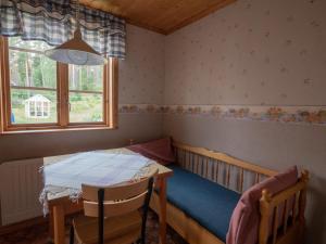 Cette petite chambre dispose d'une table et d'une fenêtre. dans l'établissement Högerödja, à Hultsfred