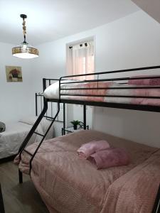 1 dormitorio con 2 literas y lámpara en El Rincón de la Azucena, en Guadalajara