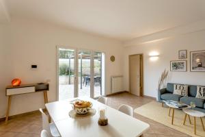 a living room with a white table and chairs at Isula Relax - IsulaTravel in Modica