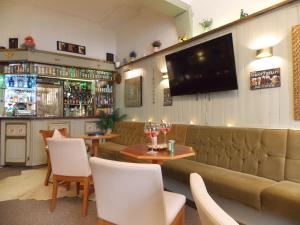 Μια τηλεόραση ή/και κέντρο ψυχαγωγίας στο The Rockley Hotel +61 φωτογραφίες