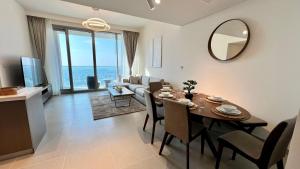 - une salle à manger et un salon avec une table et un miroir dans l'établissement NEW LUXURY 2 Bedroom Apt - Downtown Dubai Mall & Opera District, à Dubaï