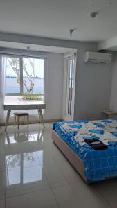 Paradise Room في Seturan: غرفة نوم بسرير وطاولة ونافذة