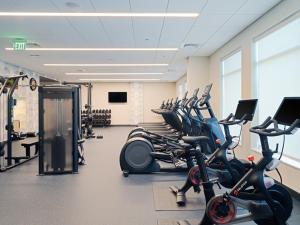 un gimnasio con filas de bicicletas estáticas y cintas de correr en Tru By Hilton Atlanta Airport College Park en Atlanta