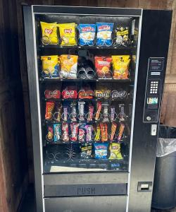 una máquina expendedora llena de bebidas y aperitivos en Sullivan Inn, en Sullivan
