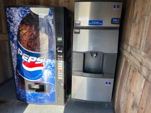 una máquina expendedora con una botella de pepsi soda en Sullivan Inn, en Sullivan