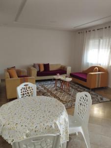 sala de estar con mesa y sillas en Jad tunis, en Túnez