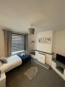 a bedroom with a bed and a window at Contractor & Family House - Central Grantham in Grantham