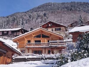 博福特的住宿－Chalet Arêches-Beaufort, 4 pièces, 8 personnes - FR-1-342-208，雪中的一个小木屋,有山