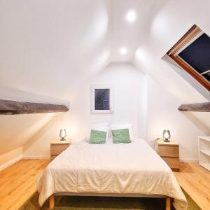 um quarto branco com uma cama e duas mesas de cabeceira em Maison Mayel - Logement Entier - Domaine Privé Résidentiel Chic & Nature em Lamorlaye