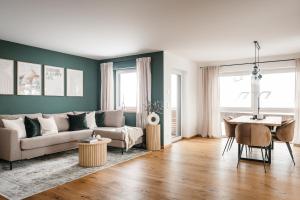 雷騰貝格的住宿－Design Apartment 128qm mit Ausblick，客厅配有沙发和桌子