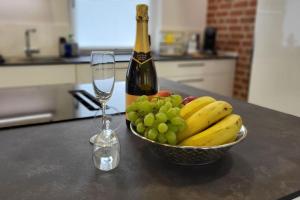 un cesto di frutta con una bottiglia di vino e un bicchiere di Ferienwohnung Domspitzen a Billerbeck