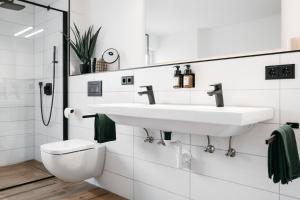 Koupelna v ubytování Design Apartment 128qm mit Ausblick + 13 fotografií
