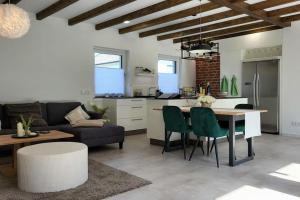 a living room and kitchen with a table and chairs at Ferienwohnung Domspitzen in Billerbeck