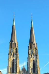 a church steeple with two towers on a blue sky at Ferienwohnung Domspitzen in Billerbeck