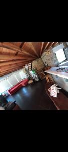 una vista aérea de una sala de estar con un barco en Casa Frodo Bolson en San Miguel del Monte
