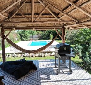 - un barbecue sous un pavillon en bois avec une piscine dans l'établissement Casa Frodo Bolson, à San Miguel del Monte