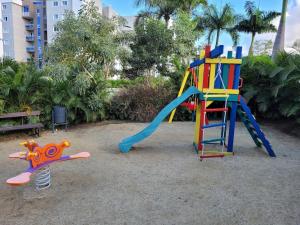 een speeltuin met een kleurrijke glijbaan en een speeltje bij El mejor alojamiento en Santiago in Santiago de los Caballeros