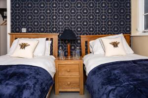 dwa łóżka siedzące obok siebie w sypialni w obiekcie The Clockhouse Bewdley w mieście Bewdley