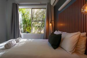 a bedroom with a bed with a large window at Echo Point Discovery Motel in Katoomba