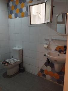 y baño con aseo y lavamanos. en Jad tunis, en Túnez