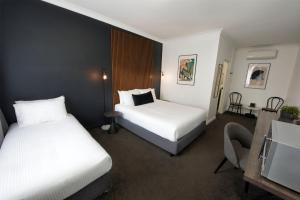 Echo Point Discovery Motel客房内的一张或多张床位