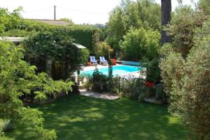 een uitzicht over een tuin met een zwembad bij GITES - Mas Saint-Louis in Aigues-Mortes