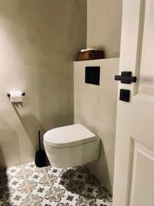 a bathroom with a white toilet in a room at Neue Hafenliebe in Neustadt in Holstein