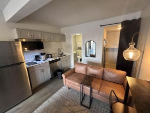 ein Wohnzimmer mit einem Sofa und einer Küche in der Unterkunft Studio 6 Sierra Vista, AZ Fort Huachuca in Sierra Vista