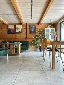 un comedor con una mesa y un árbol de Navidad en Chata w Szczyrku, en Szczyrk