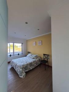 - une chambre avec un lit et une fenêtre dans l'établissement Casa familiar en el campo, 