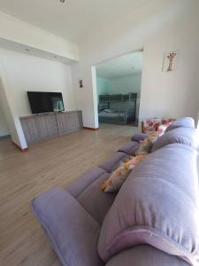 - un salon avec un grand canapé violet dans l'établissement Casa familiar en el campo, 